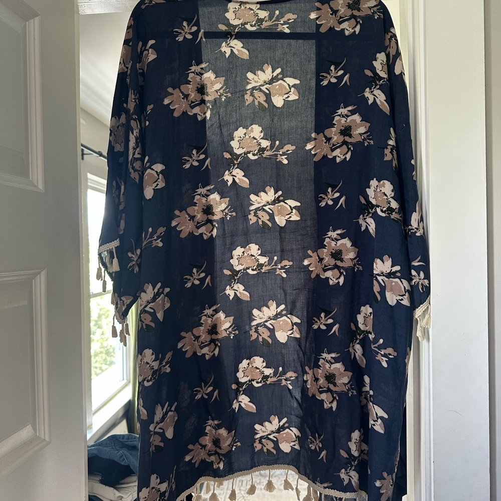 Floral Kimono with Tassel Trim no tags - Picture 2 of 2